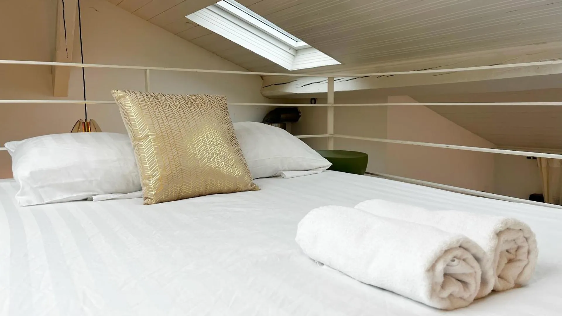Apartment Suite Palmsprings Villeurbanne France