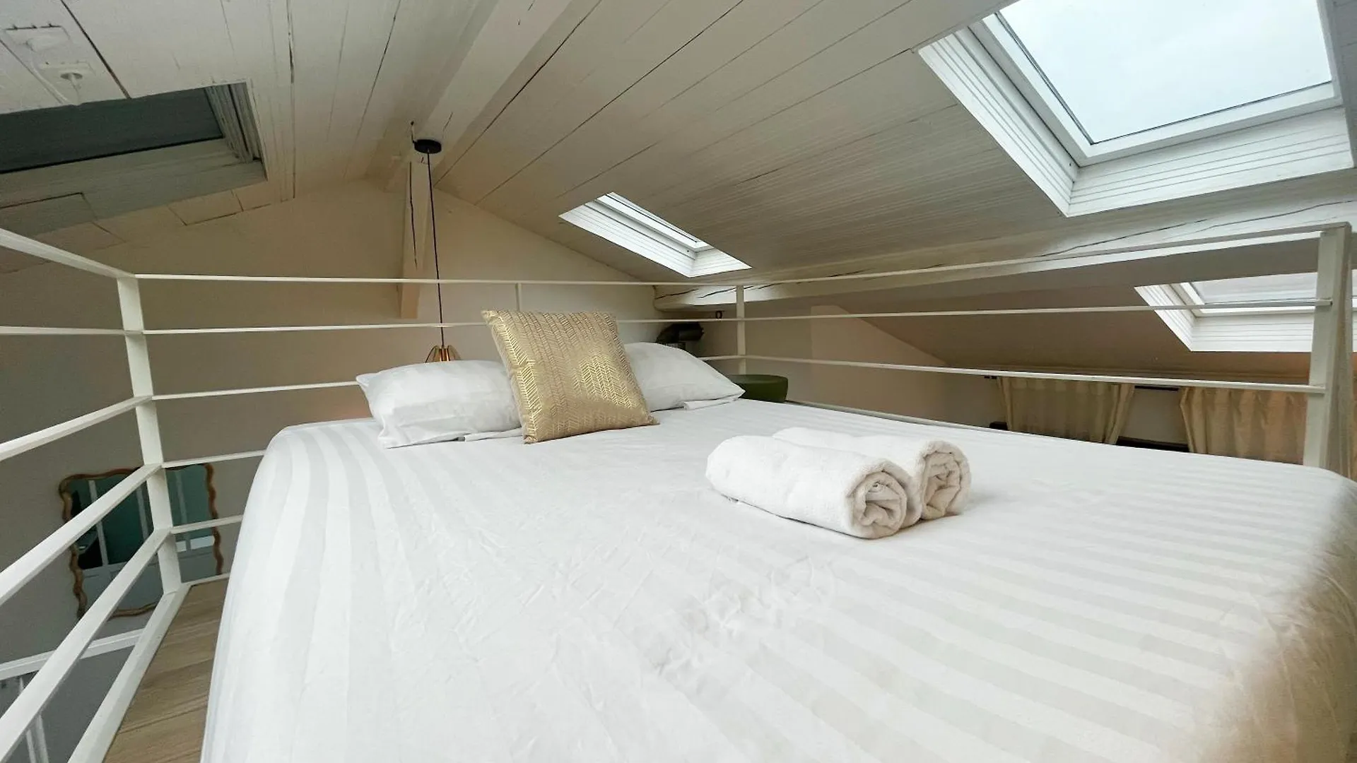 Apartment Suite Palmsprings Villeurbanne France
